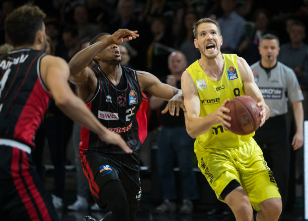 他像一位已 他像一位已